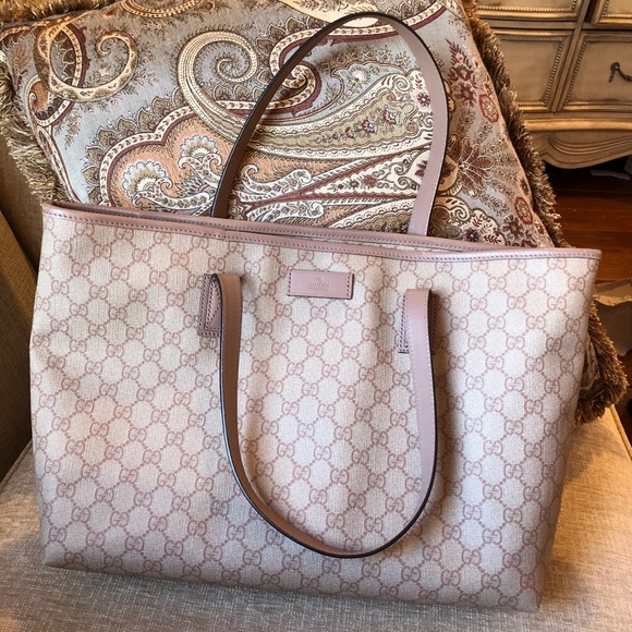 Gucci Gg Supreme Canvas Tote In Pink
